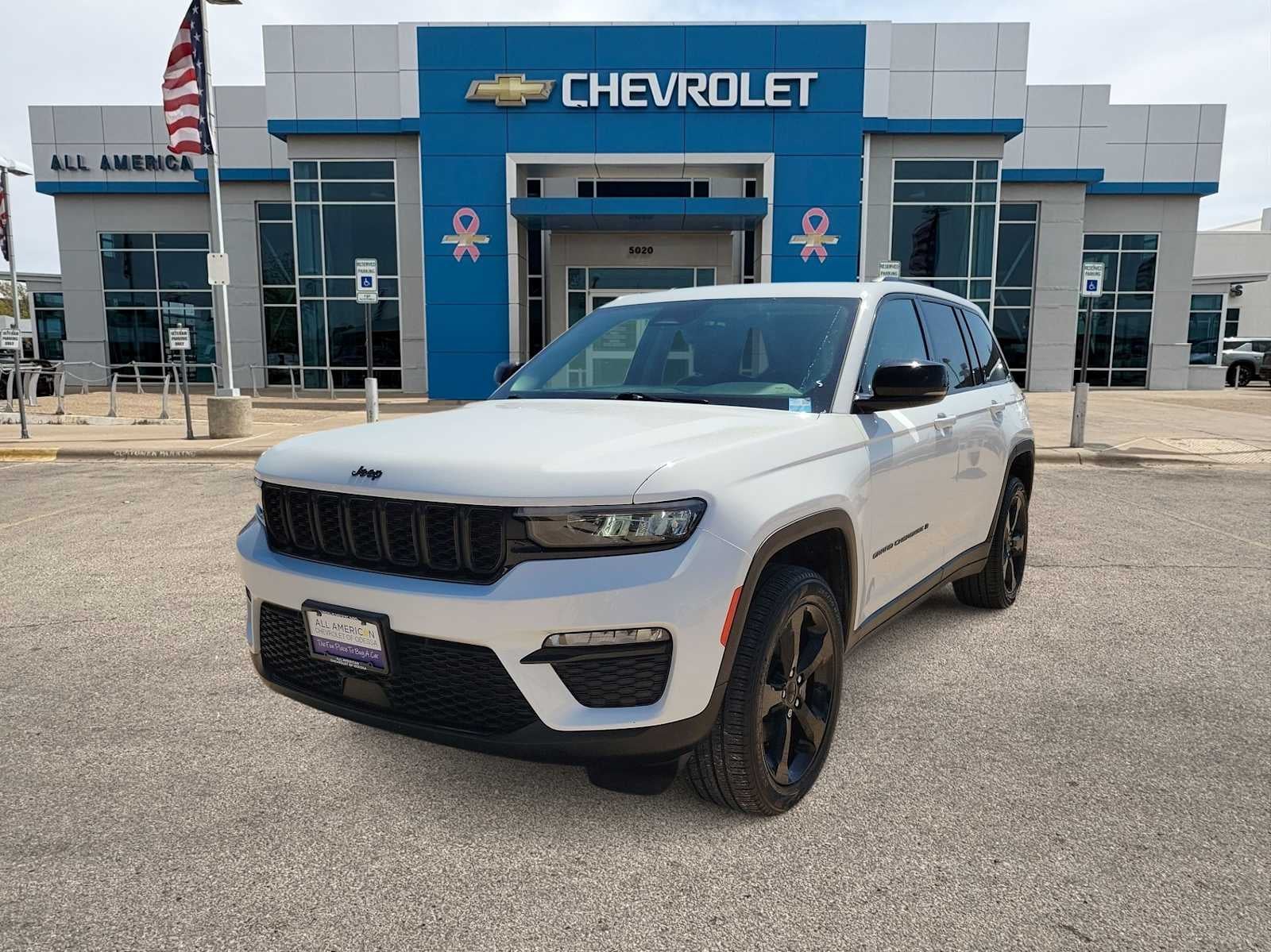 2023 Jeep Grand Cherokee Limited in Wht/White — front three-quarter view